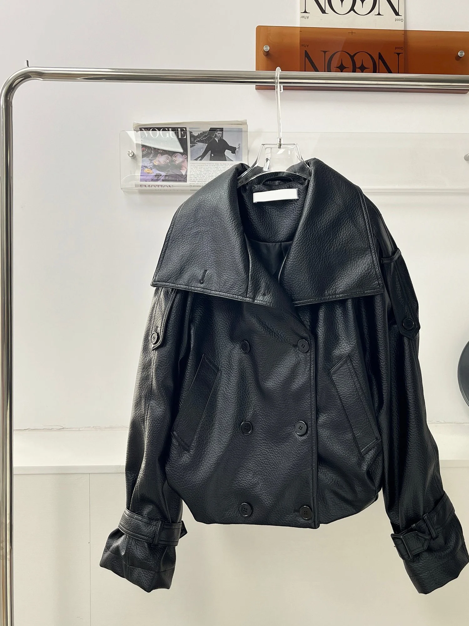 معطف جلد صناعي أنيق للخريف والشتاء، تصميم جديد بأزرار مزدوجة وياقة كبيرة، مع حزام من الجلد الصناعي