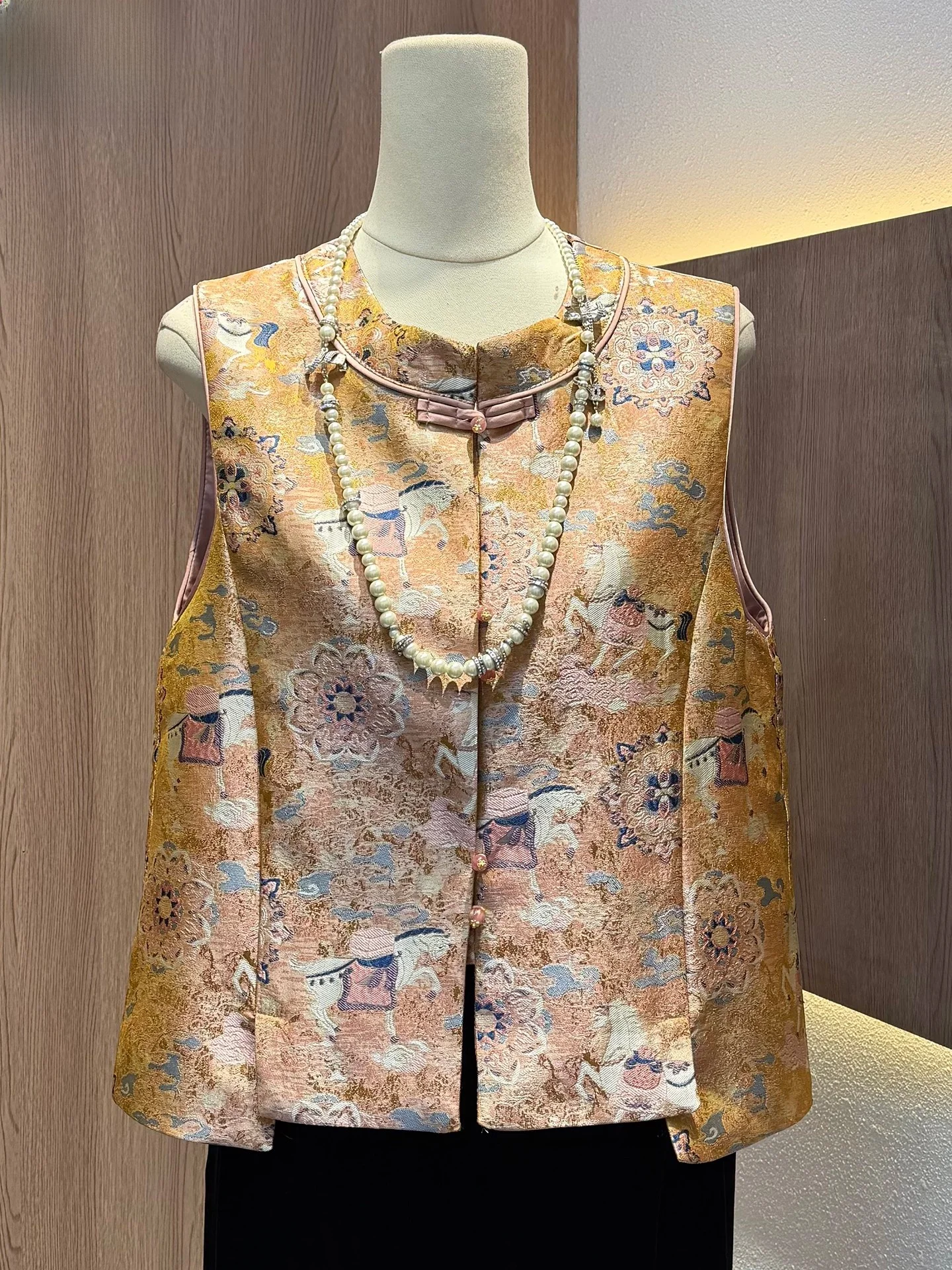 

Новая китайская вышитая жилетка в стиле Сун Цзинь для женщин, на пуговицах, молодежная версия, в стиле Тан, премиум-класса, в национальном стиле.