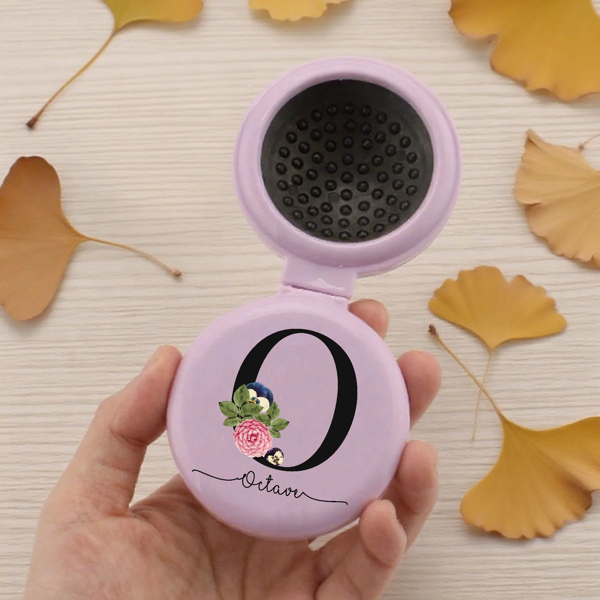 Personalisieren Sie den 26 Buchstaben-Hochzeits-Exklusiv-Blumen-Minikamm mit Spiegel, praktischer Mini-Luftkissenkamm für Mädchen, zusammenklappbarer Airbag-Kamm