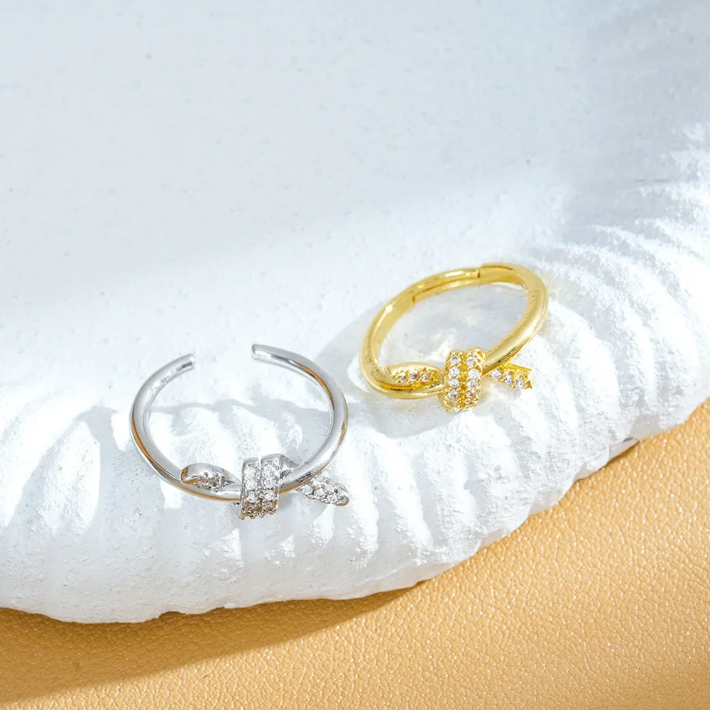 Эта винтажная кольцо в легком роскошном стиле, слегка комплект открытия с цирконовым узлом, выделяет ощущение элитной моды.