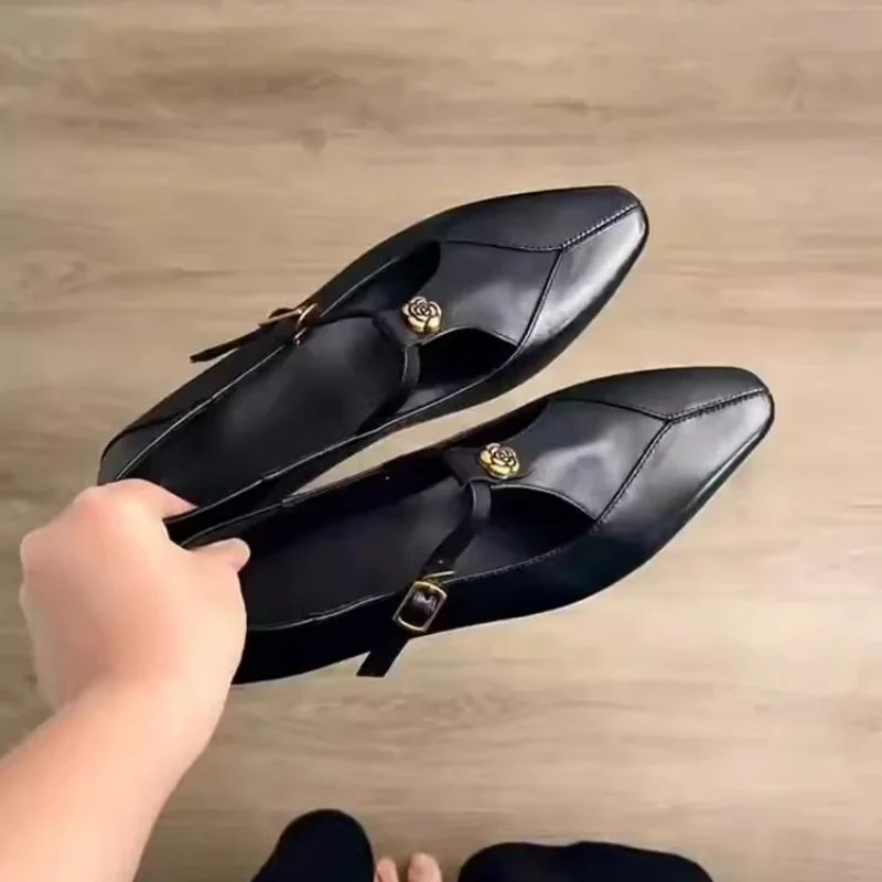 

Новинка весны 202, женская обувь Мэри Джейн с квадратным носком, толстый каблук, внутренняя высота, камелия, пряжка ремня, украшение, элегантная женская офисная обувь