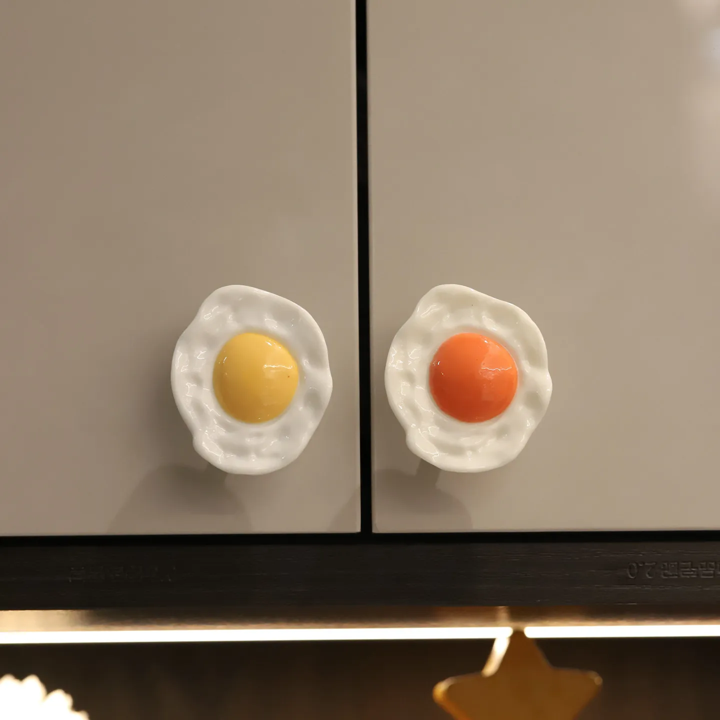 2pcs Creative Poached Egg Shape Cupboard Door Handle Cute Cartoon Drawer Handle Resin Punching-free Cupboard Door Kitchen