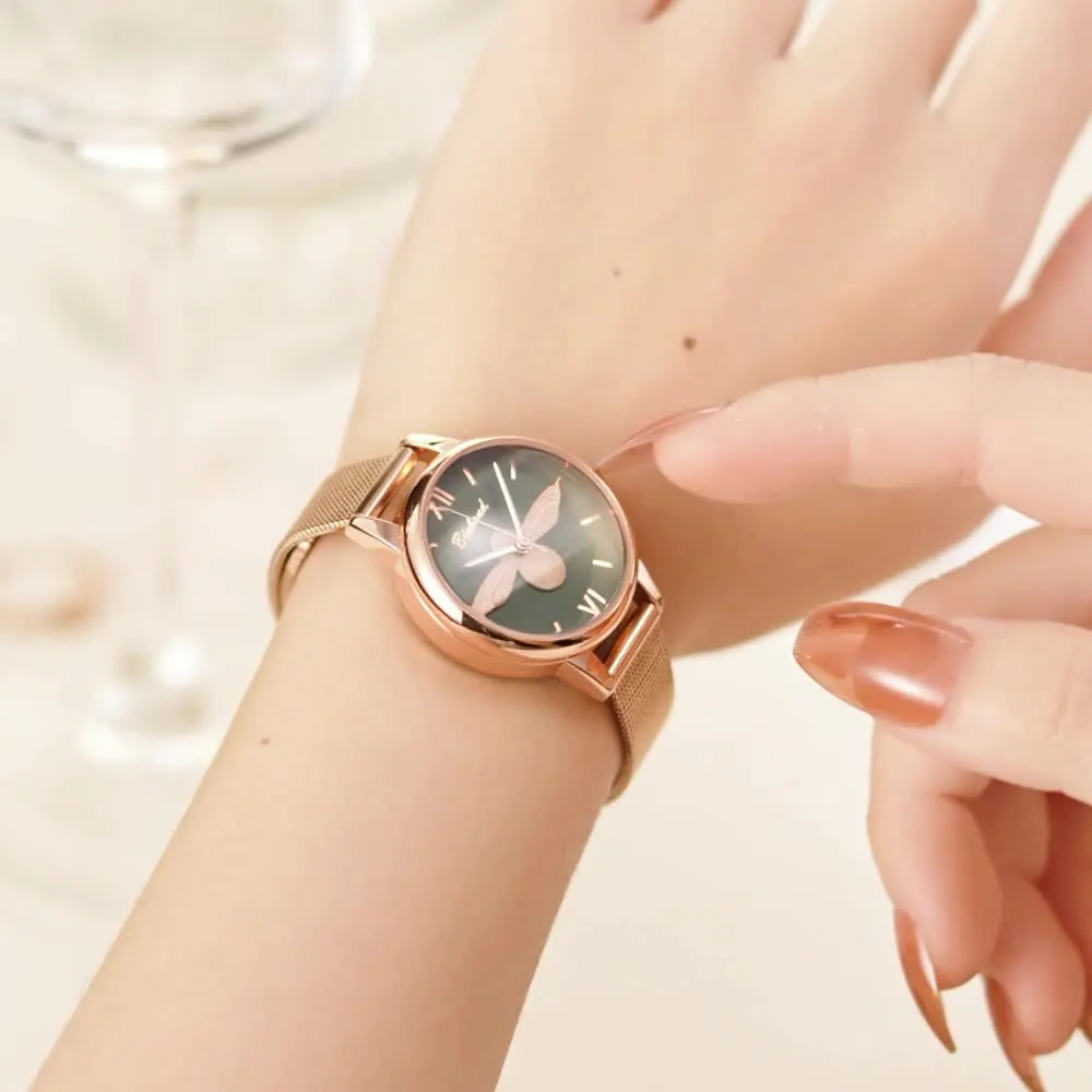 

AL-135 Часы Little Bee – это свежие и элегантные студенческие часы для женщин, водонепроницаемые кварцевые наручные часы для женщин.