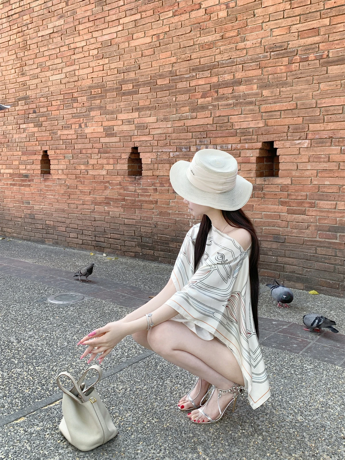 

Женская футболка Kikimy Classic с квадратным шарфом, свободного кроя, с рукавами «летучая мышь», круглым вырезом, средней длины, с геометрическим узором