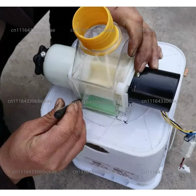 Solar-powered Fully Automatic Feeder Timed and Quantitative Feeding for Chicken Raising