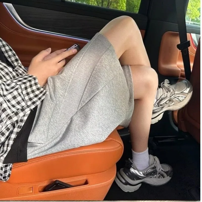 Fashionable solid color shorts for men in summer, thin and loose fit, casual and sporty five inch mid length pants
