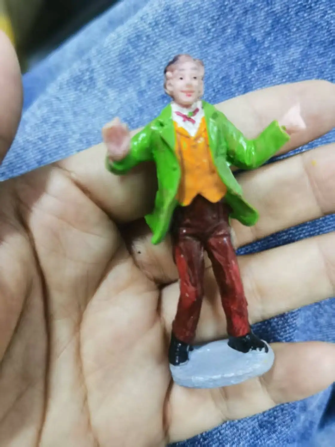 Flaw arm broke Resin figure mental psychological sand table game box court therapy  man take off hat