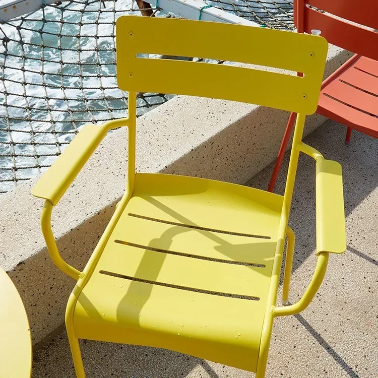 Combinazione di tavolo e sedia da esterno in alluminio Internet celebrità villa cortile per il tempo libero all'aperto tavolo alto e sedia panca in metallo