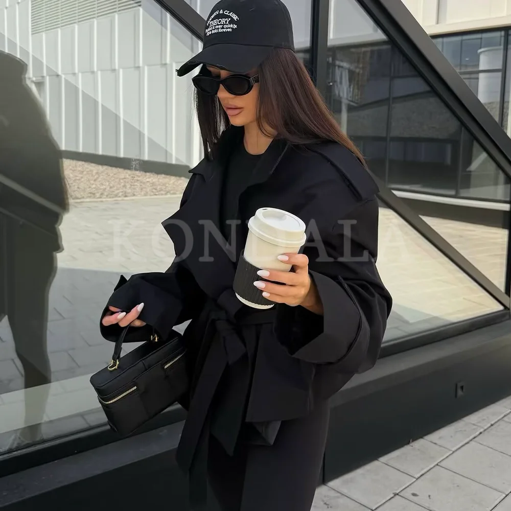 KONDALA 2026 Frühling Sommer Elegante Damen Trenchcoats in Weiß und Schwarz mit Gürtel – Modische Freizeit- und Urlaubsmode für die Landfrau