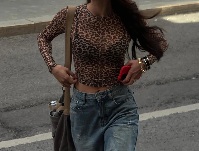 Y2K Leopardenmuster Mesh Crop Top für Damen, Rundhals, Langarm, Durchsichtige Schlanke Bluse, Sexy Casual Street Shirt für Club und Alltag – Detail 4