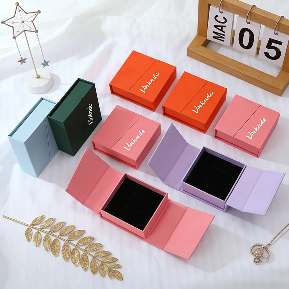 

Роскошные подарочные коробки с индивидуальным логотипом, 50 шт., синие, для серег, колец, браслетов, магнитные, с бумажным пакетом, картонные, для хранения ювелирных изделий