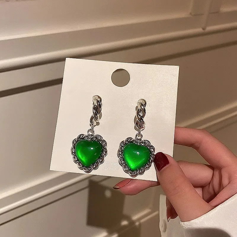 

Natural Green Chalcedony Heart-shaped Jade Earrings Fashion Boutique Jewelry Women's Silver Needle Love Green Agate Earrings