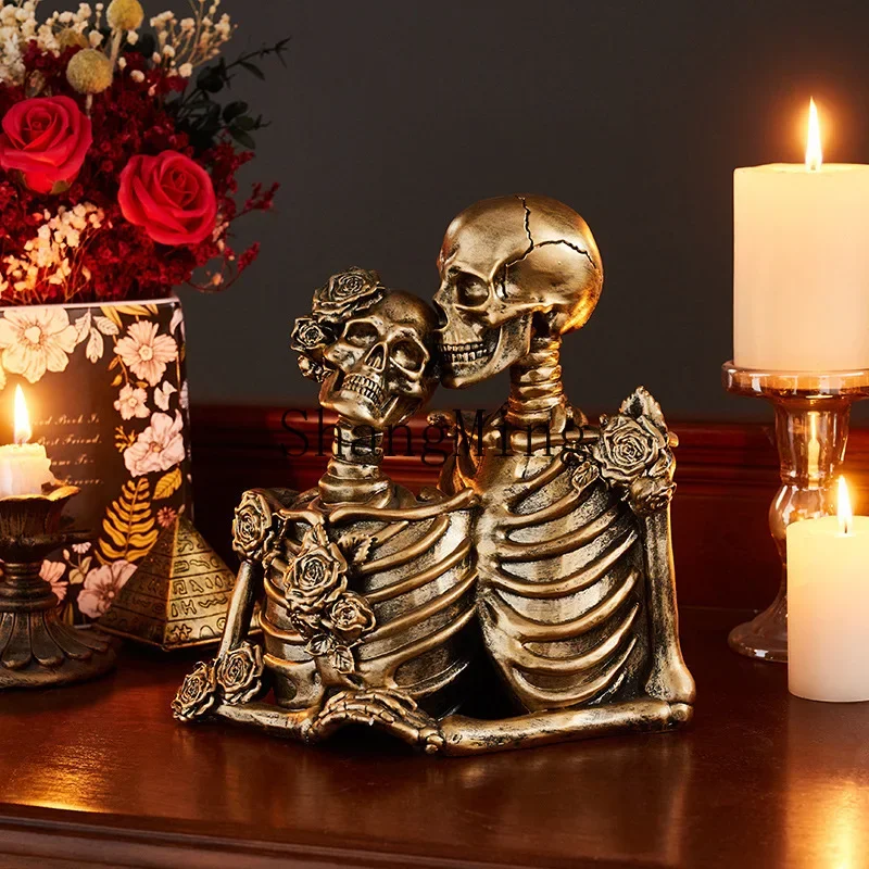 

CL hot-selling fashion art couple resin skull model halloween scene arrangement props ornament