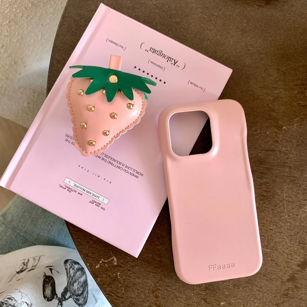 Casing Penutup Ponsel Pelindung Tahan Benturan Paku Keling Stroberi Kulit Merah Muda Sederhana Canggih untuk iPhone 16 15 14 13 Pro Max