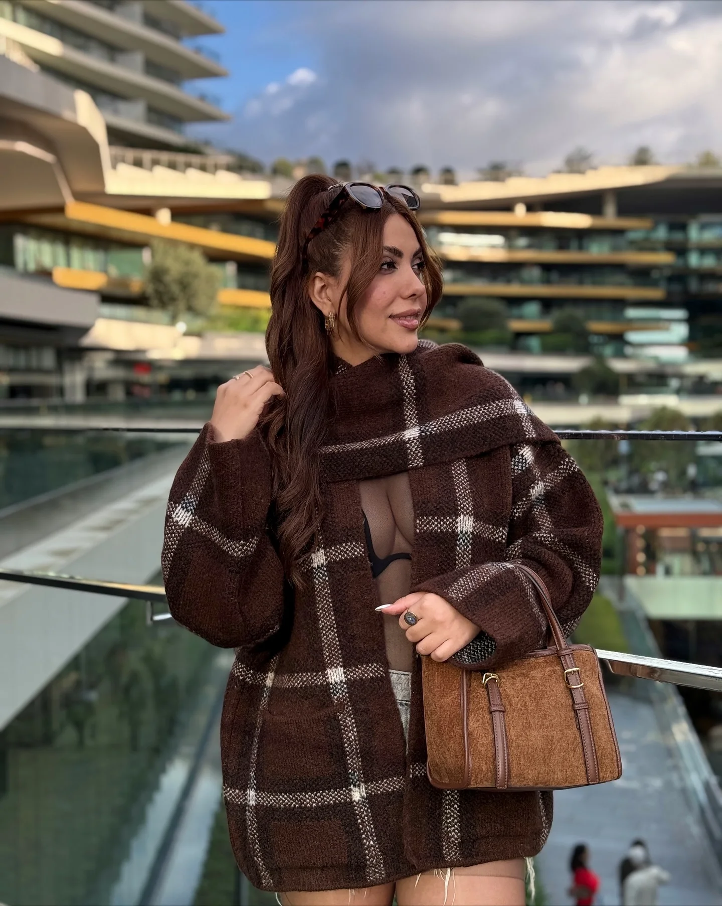 

Зимнее большое короткое пальто в клетку для женщин, коричневый клетчатый шарф с воротником, вязаный кардиган, женский 2, большие карманы, женское пальто, уличное пальто