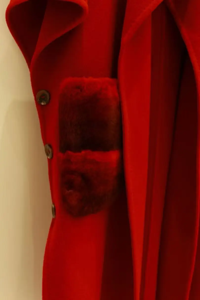 Nueva chaqueta de capa de cachemira glutinosa suave de otoño e invierno con líneas cosidas a mano que reducen una silueta ordenada, ropa de mujer