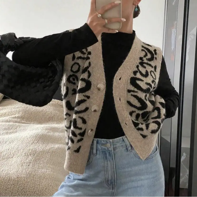 Women's V-neck Single Row Knitted Vest Sweater Simple Style Inner Wear Cardigan Regular Length 3D Effect Effect Fabric
