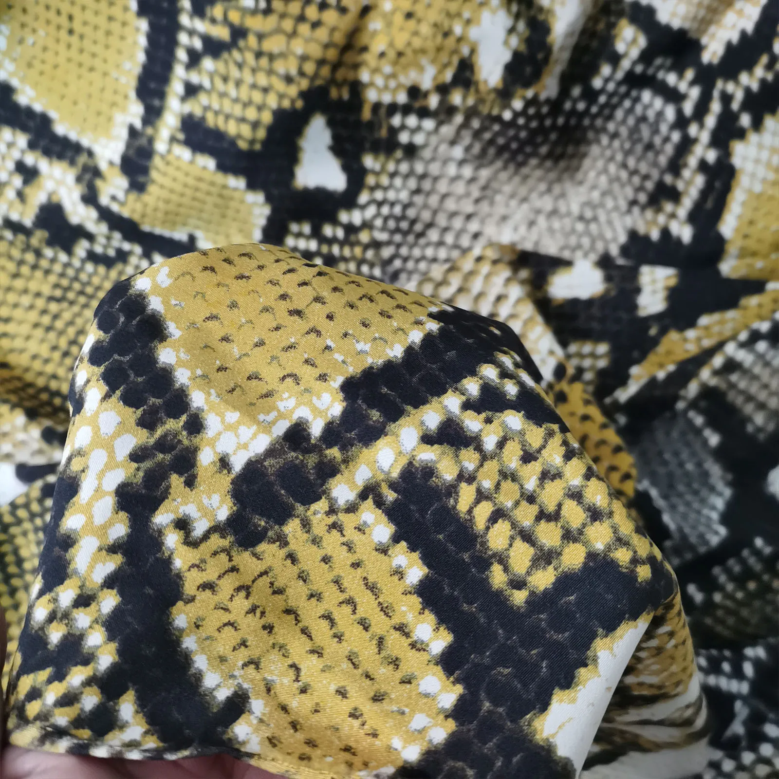 Buona imitazione tessuto Chiffon di seta giallo Sexy modello serpente stampa non trasparente panno di Chiffon materiale da cucire abito/sciarpa fai