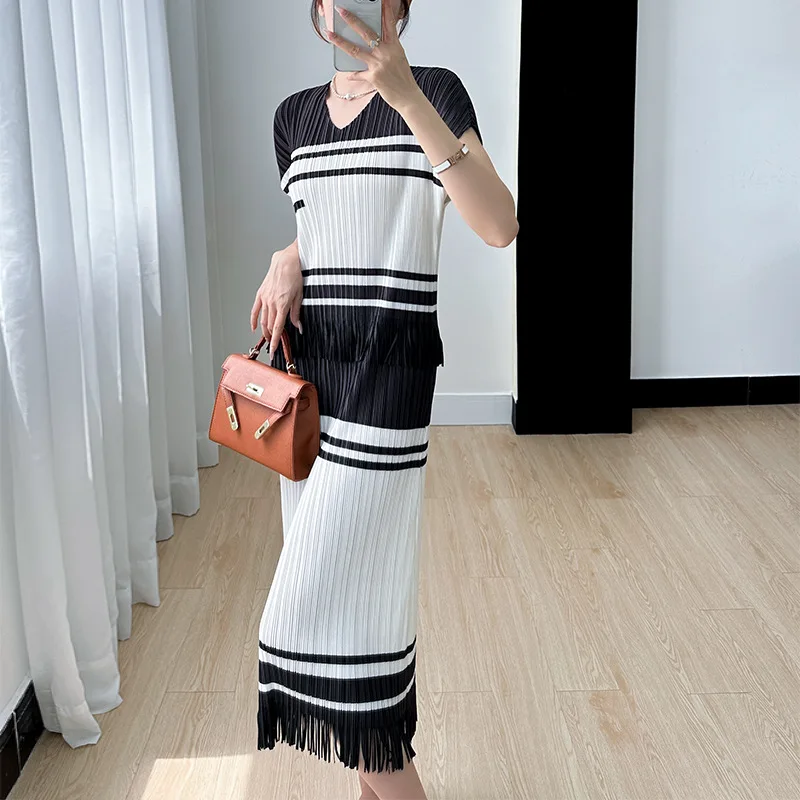 

2023 Miyake Temperament Casual Set Women's Summer New High end Contrast Fringe Pleated V-neck Top+Half Skirt Two Piece Set