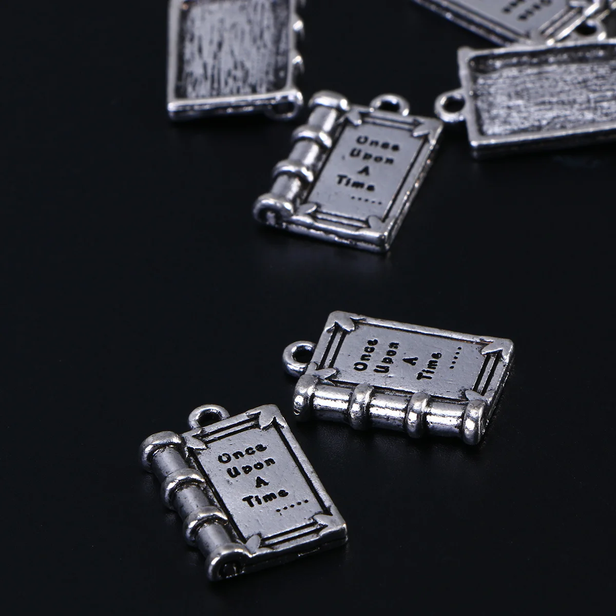 

10 шт. подвесок ручной работы для изготовления украшений, 3D-дизайн в виде книги с гравировкой алфавита, серебристый тон, DIY-шармы для создания ожерелий