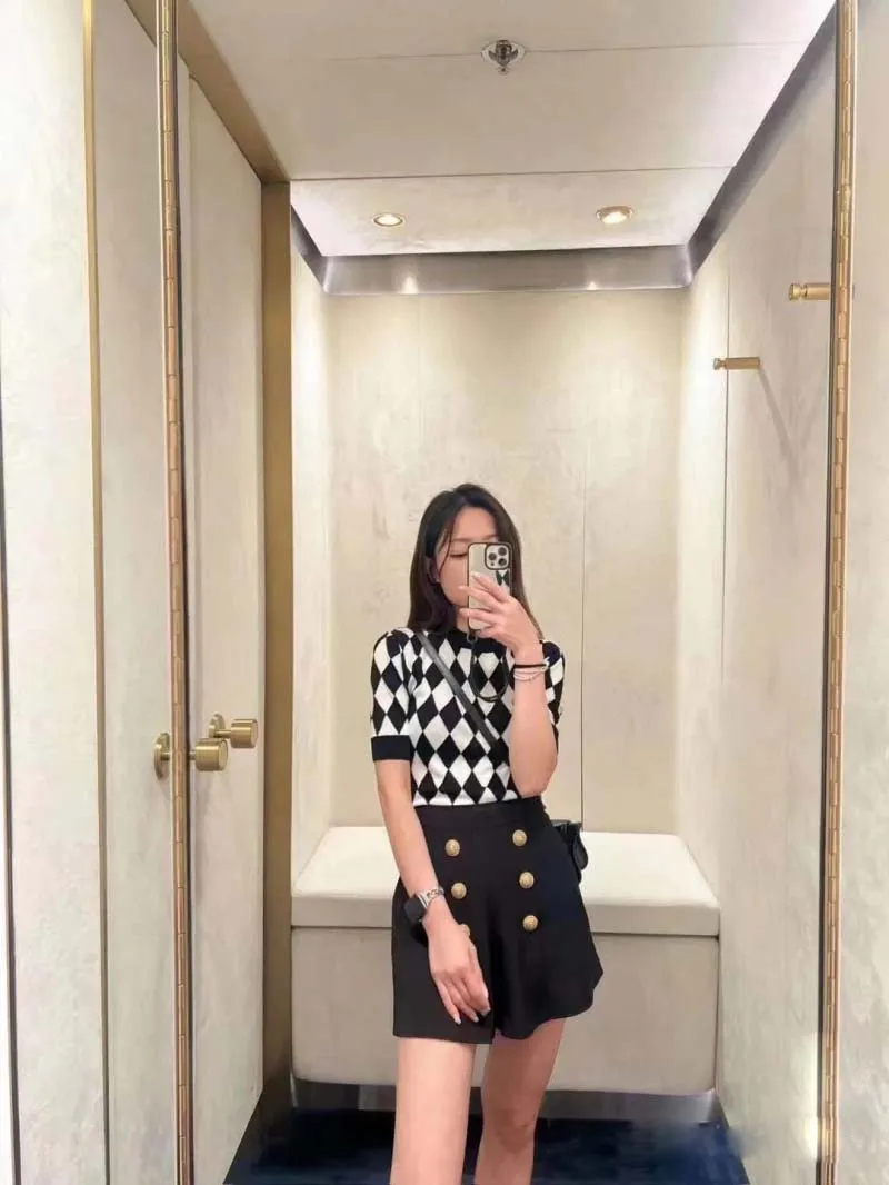 

Elegant temperament women's knitted sweater fashionable youth reducing black and white diamond grid short sleeved sweater