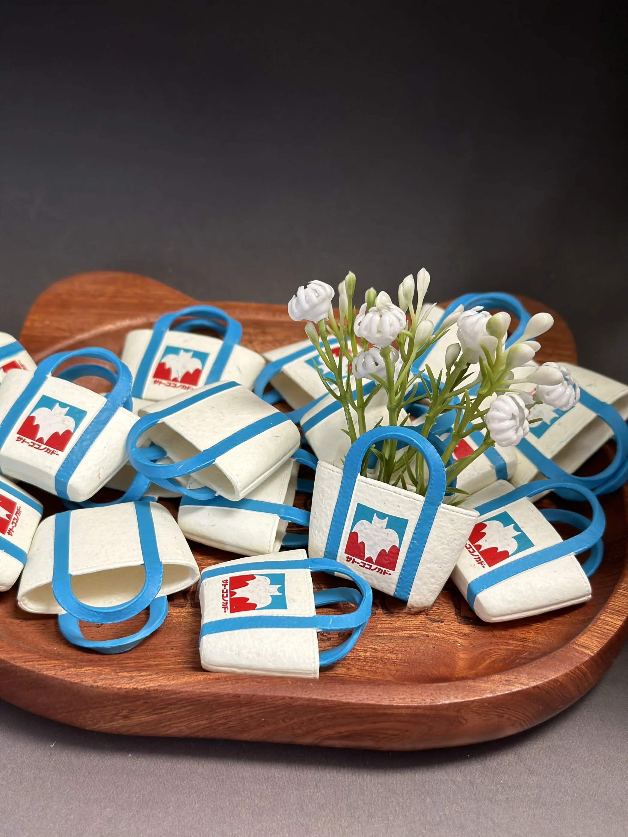 bolsa-de-compras-azul-e-branca-em-miniatura-acessorios-diy-para-casa-de-bonecas-brinquedo-desmontavel-de-comida-simulada