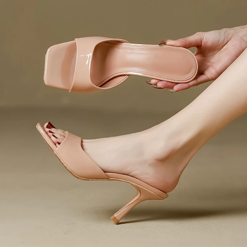 

Модные женские тапочки из лакированной кожи, летние пикантные сандалии на высоком каблуке с квадратным носком и открытым носком, дизайнерские шлепанцы, женские туфли без каблуков