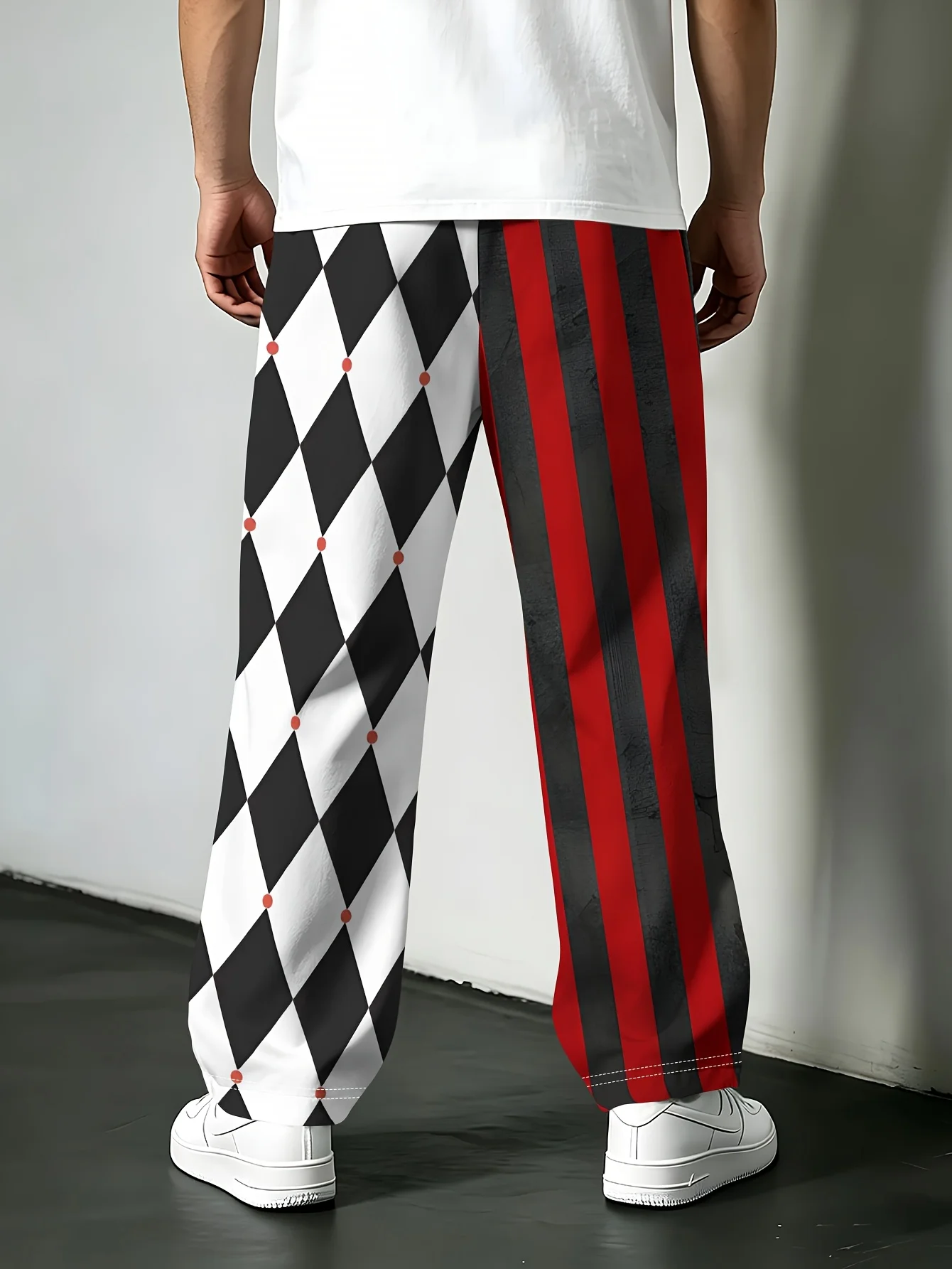 Asymmetrische bedruckte Hose mit weitem Bein, schwarz-weißem Rautenmuster und roten Streifen, neutrale Freizeithose – Detail 5