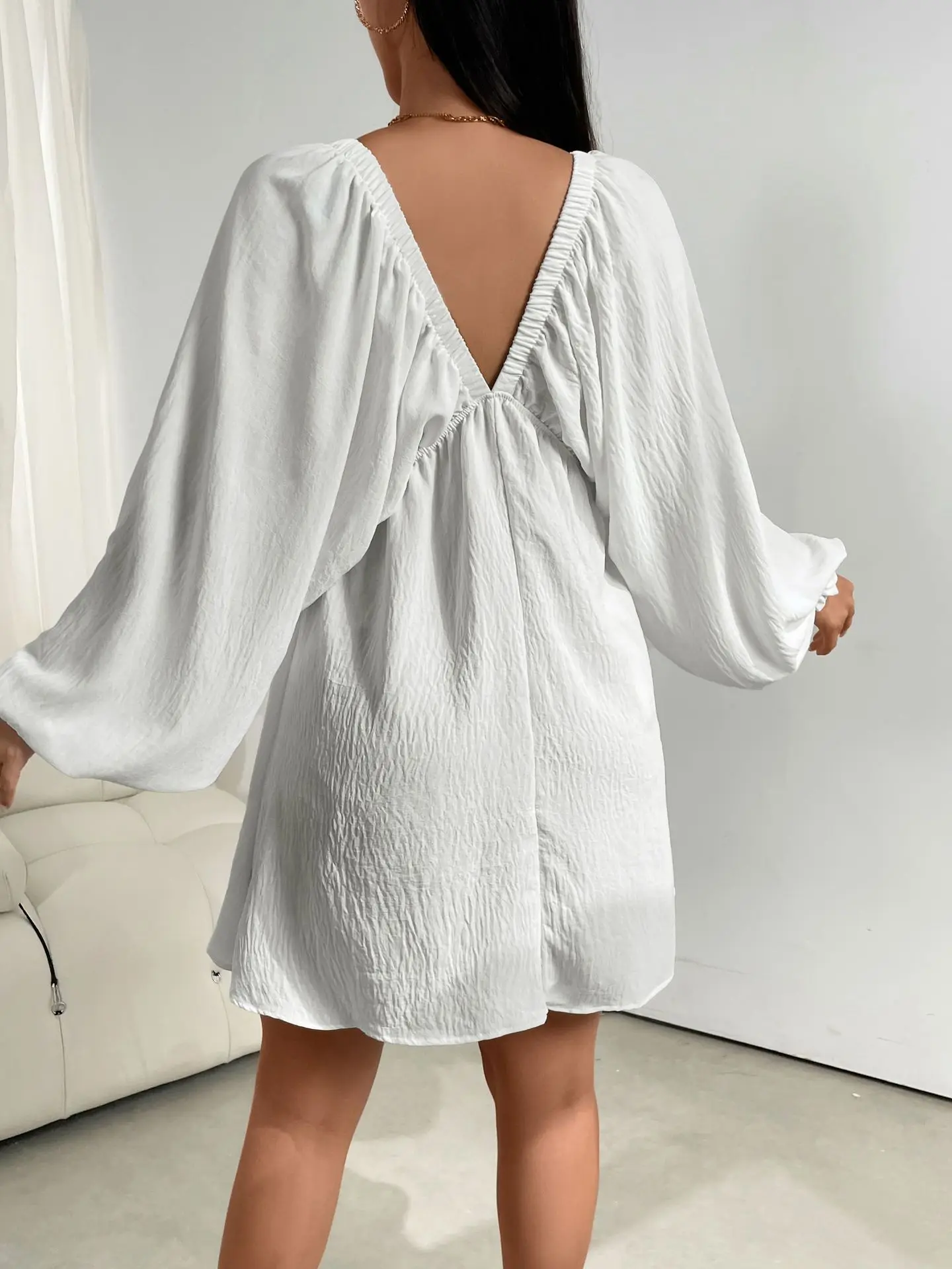 女性クリンクルテクスチャ大きく開いたネックバルーンスリーブミニドレス春夏白いドレス休暇自由奔放に生きるビーチ衣装