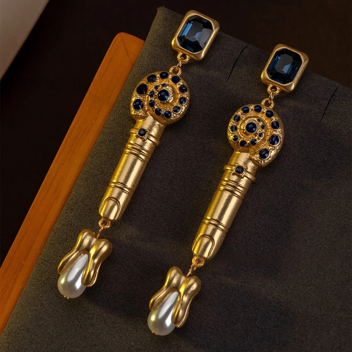 

Retro, light luxury and niche design earrings