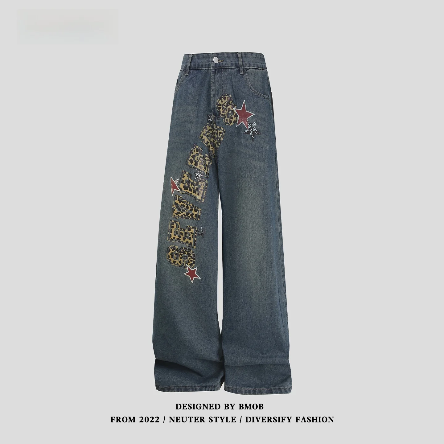 Calça Jeans Unissex Retrô Americana com Estampa de Leopardo e Detalhes de Letras, Perna Larga, Lavada, Casual, Resistente, pa...