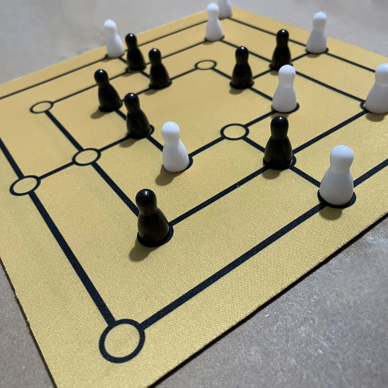 24cm Chessboard Nine-Piece Morris Chess Game, Classic Strategy Board Game, Mousepad Version, Suitable for Parties and Outdoor Entertainment, Non-Electronic, Suitable for Players Aged 14 and Above