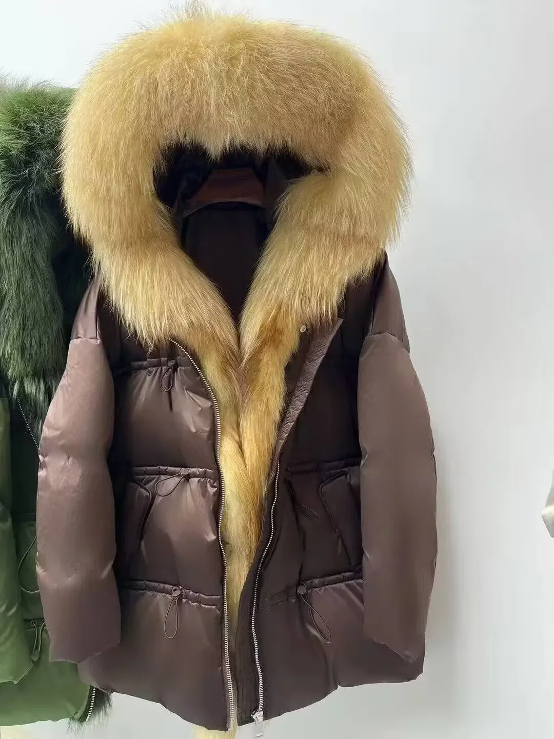 Piumino da donna in piuma d'oca bianca Piumino ispessito Piumino corto allentato caldo con collo in vera pelliccia di volpe naturale invernale di fascia alta