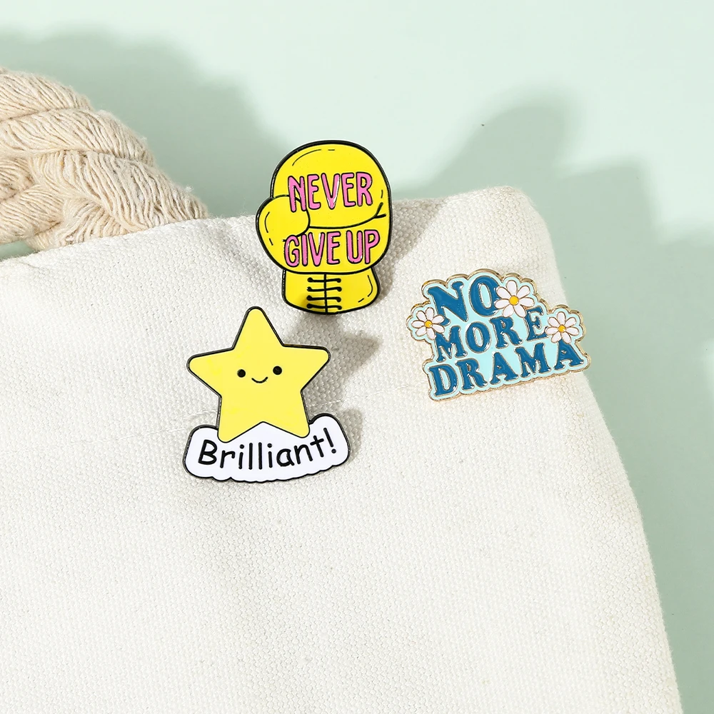 تصميم مضحك لا تتخلى أبدًا دبابيس قفاز الملاكمة الرائعة بحروف النجمة الرائعة لا مزيد من دبابيس المينا للدراما