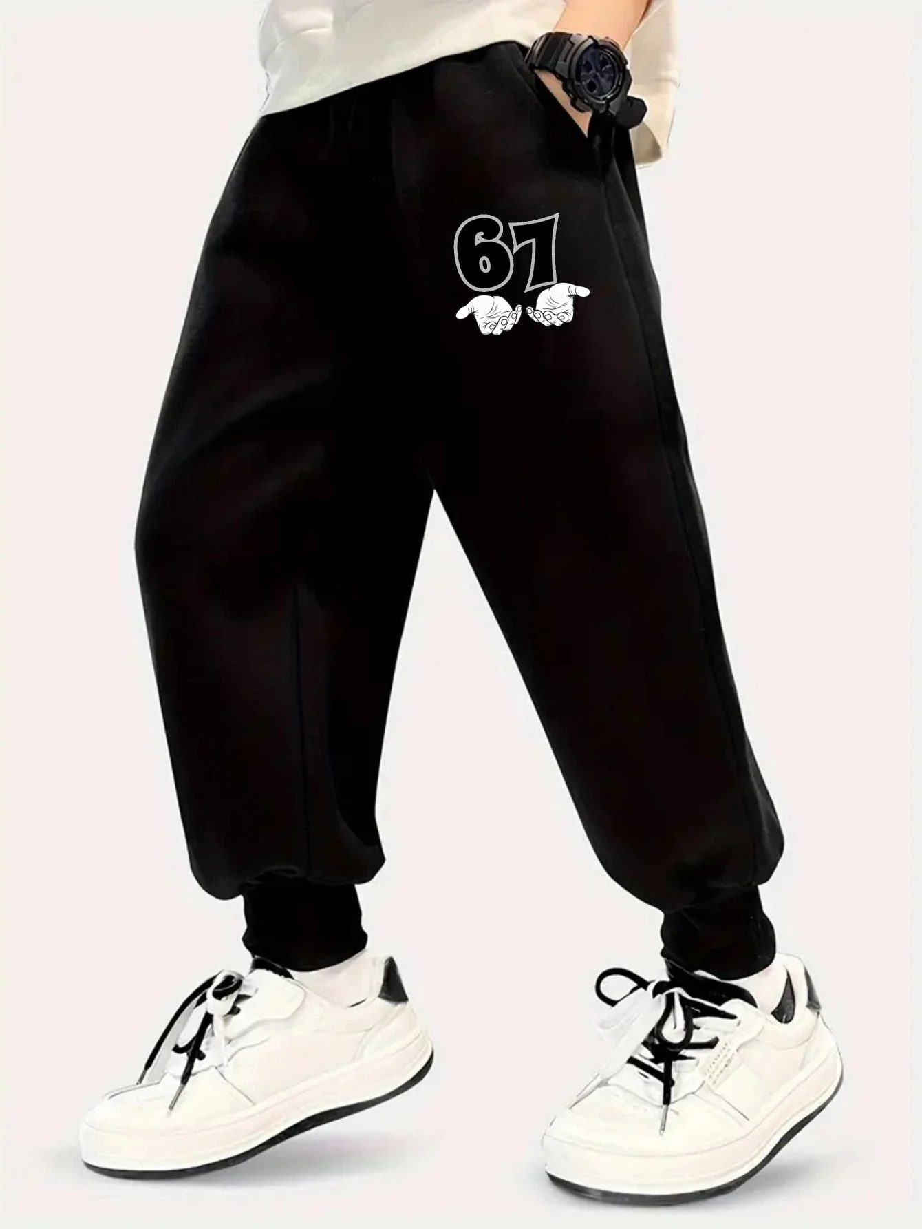 New autumn/winter Christmas style sporty casual trousers for boys and girls, printed with the number 67. Trendy casual trousers.