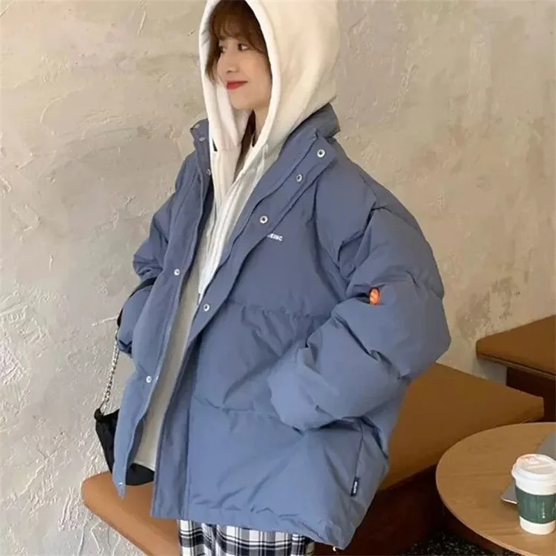 

2025 Свободный новый стиль, искусственный двухсекционный утолщенный пуховик в корейском стиле с капюшоном для зимы, пальто для хлеба, верхняя одежда, кремово-белый