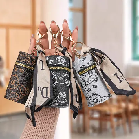 2025 nuovo portachiavi portamonete fiore vintage in pelle mini custodia protettiva per cuffie wireless con bocca rossa