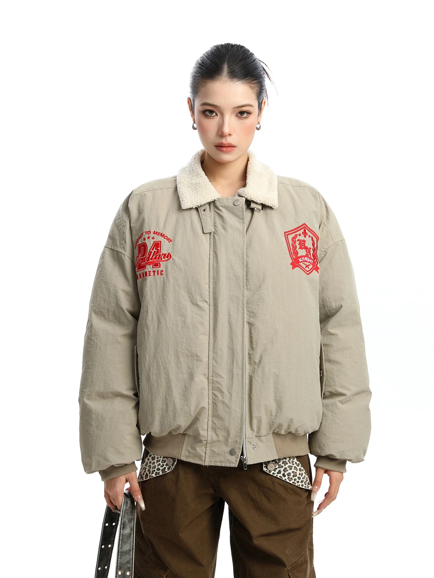 

Утепленная зимняя хлопковая куртка для женщин в уличном стиле с вышивкой, воротником из овечьего бархата и надписями, свободного кроя