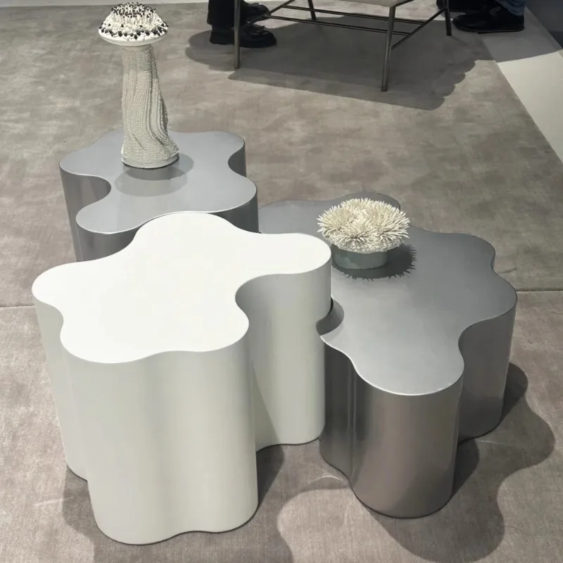 Moderner, speziell geformter Couchtisch aus Edelstahl