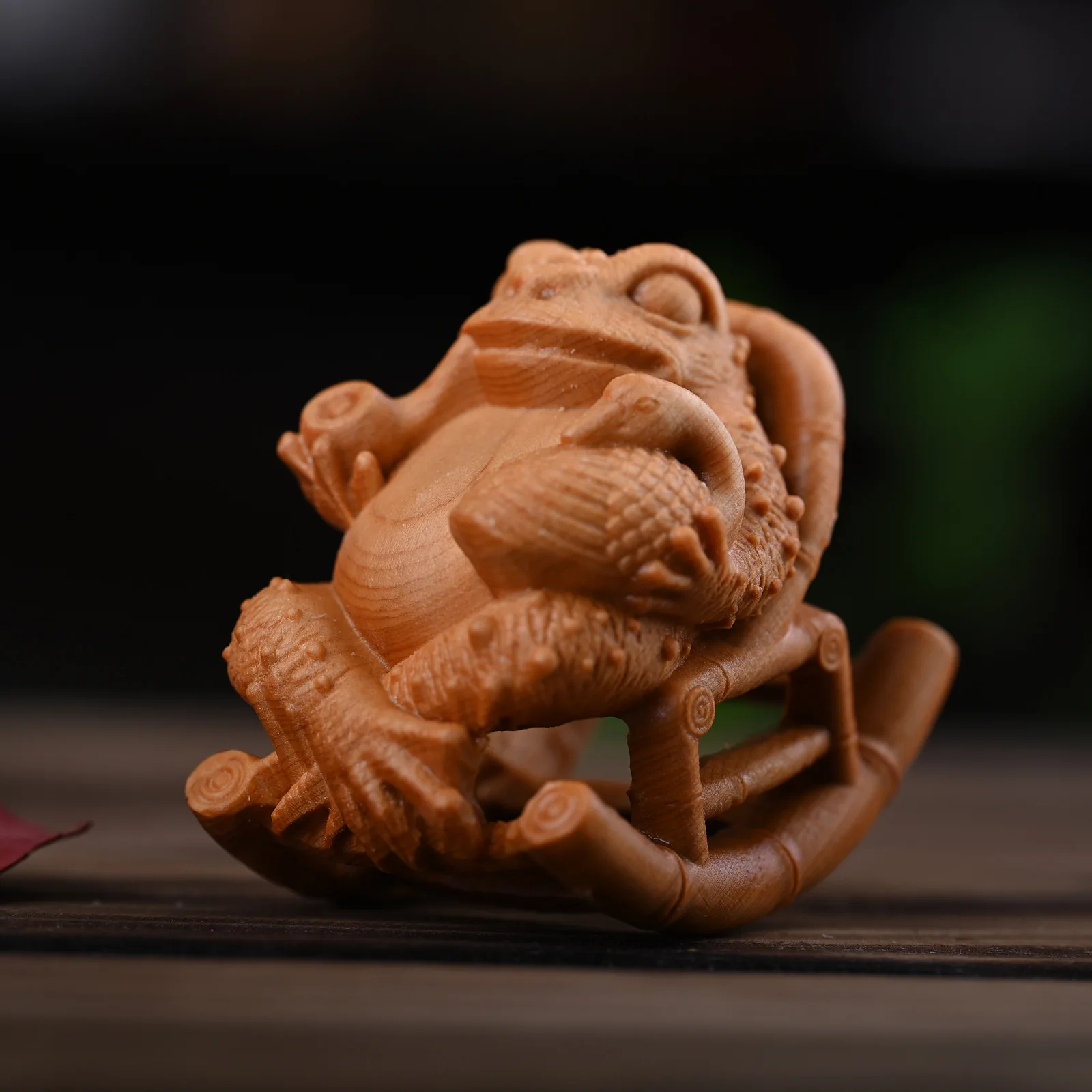 

Cliff Cypress Wood Carved Golden Toad Figurine Animal Toad Little Swan Handicrafts Home Office Desktop Ornament Fun Gift