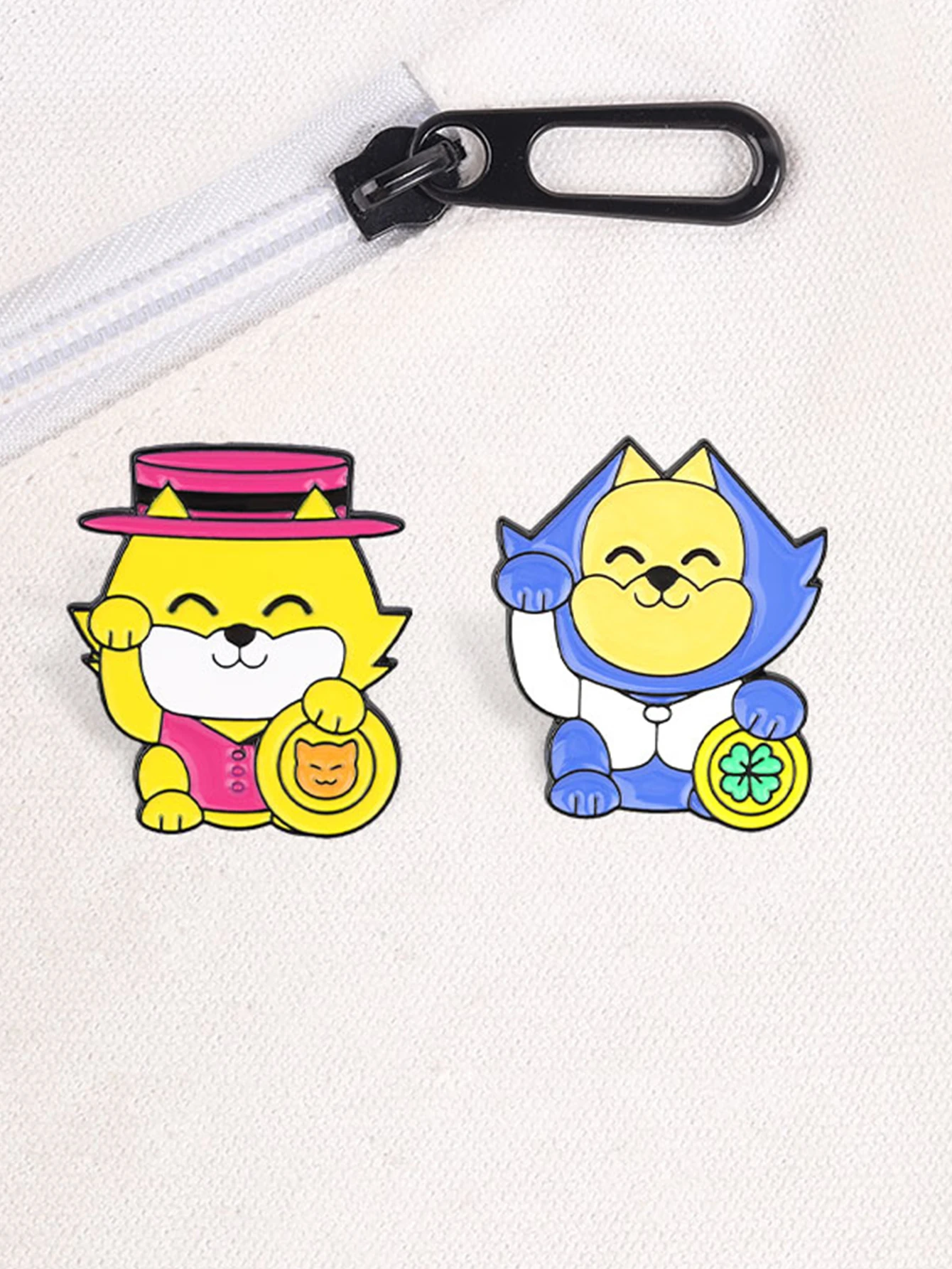 2 Cartoon-Katzen-Emaille-Broschen, niedliche Metall-Abzeichen-Accessoires, können an Kleidung, Rucksäcken, Hüten als Dekorationen befestigt werden und können als Paar für Paare/beste Freunde getragen werden. – Detail 6
