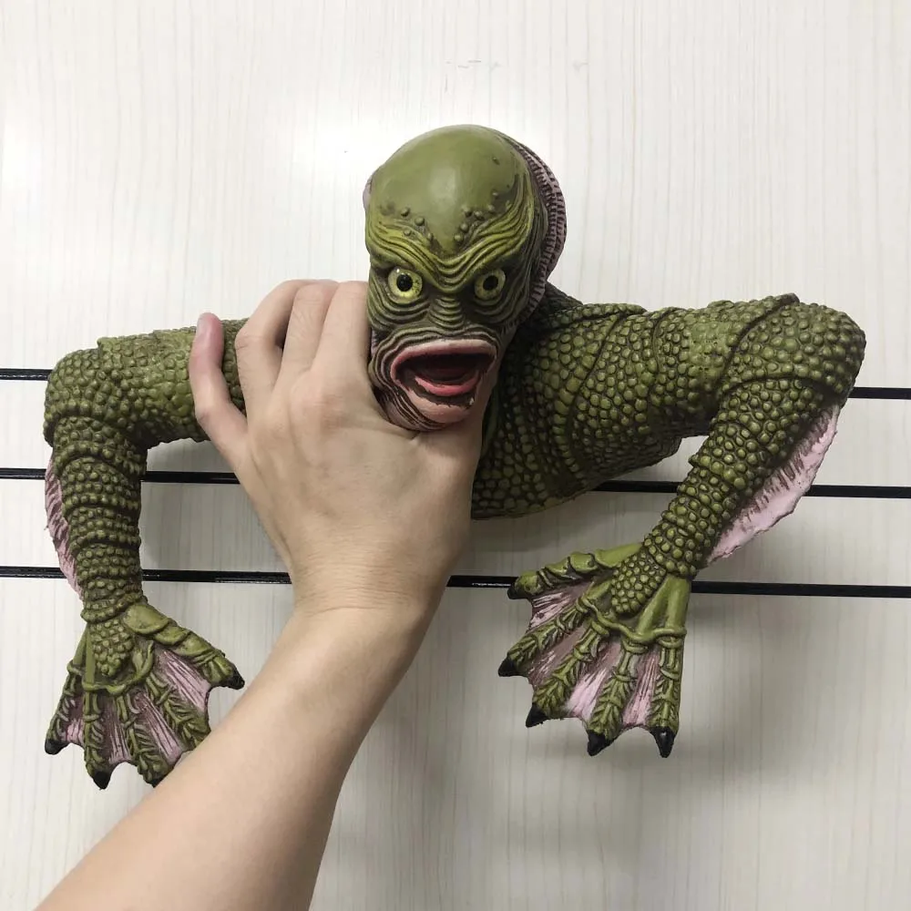 Creature from the Black Lagoon Grave Figure Model Cosplay Lizard Man Home Outdoors Decoration Halloween Party Props Gift