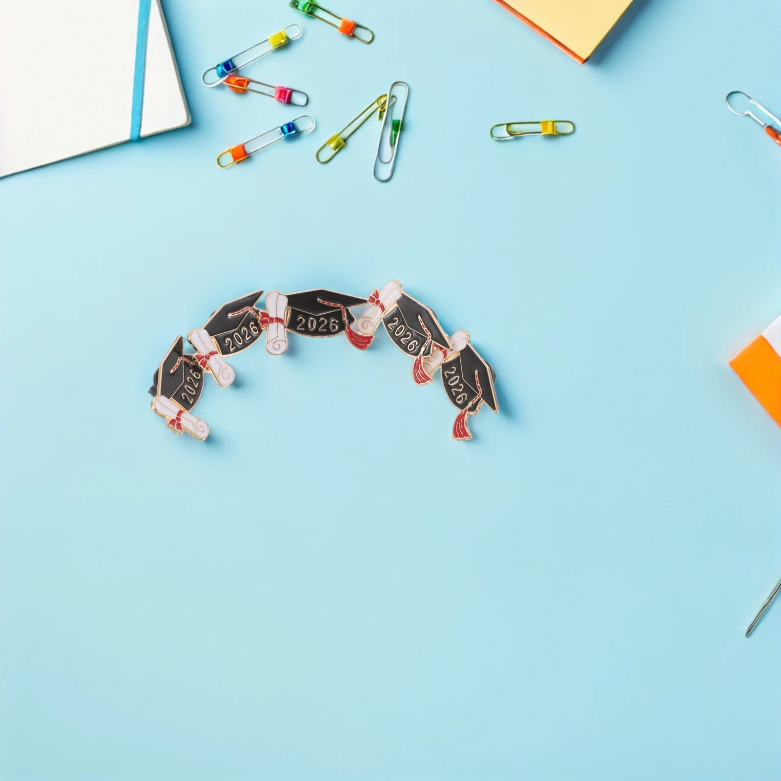 10 szt. Broszki na Sezon Absolwentów Klasa 2026 Kapelusz Absolwenta Biżuteria Metalowa Przypinka do Plecaka Garnituru Klapy Uroczystości Absolwentowskiej