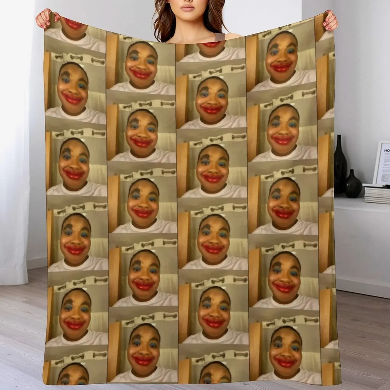 Lovely Peaches Clown Face Throw Blanket Lightweight Cozy Blanket for Bed Sofa