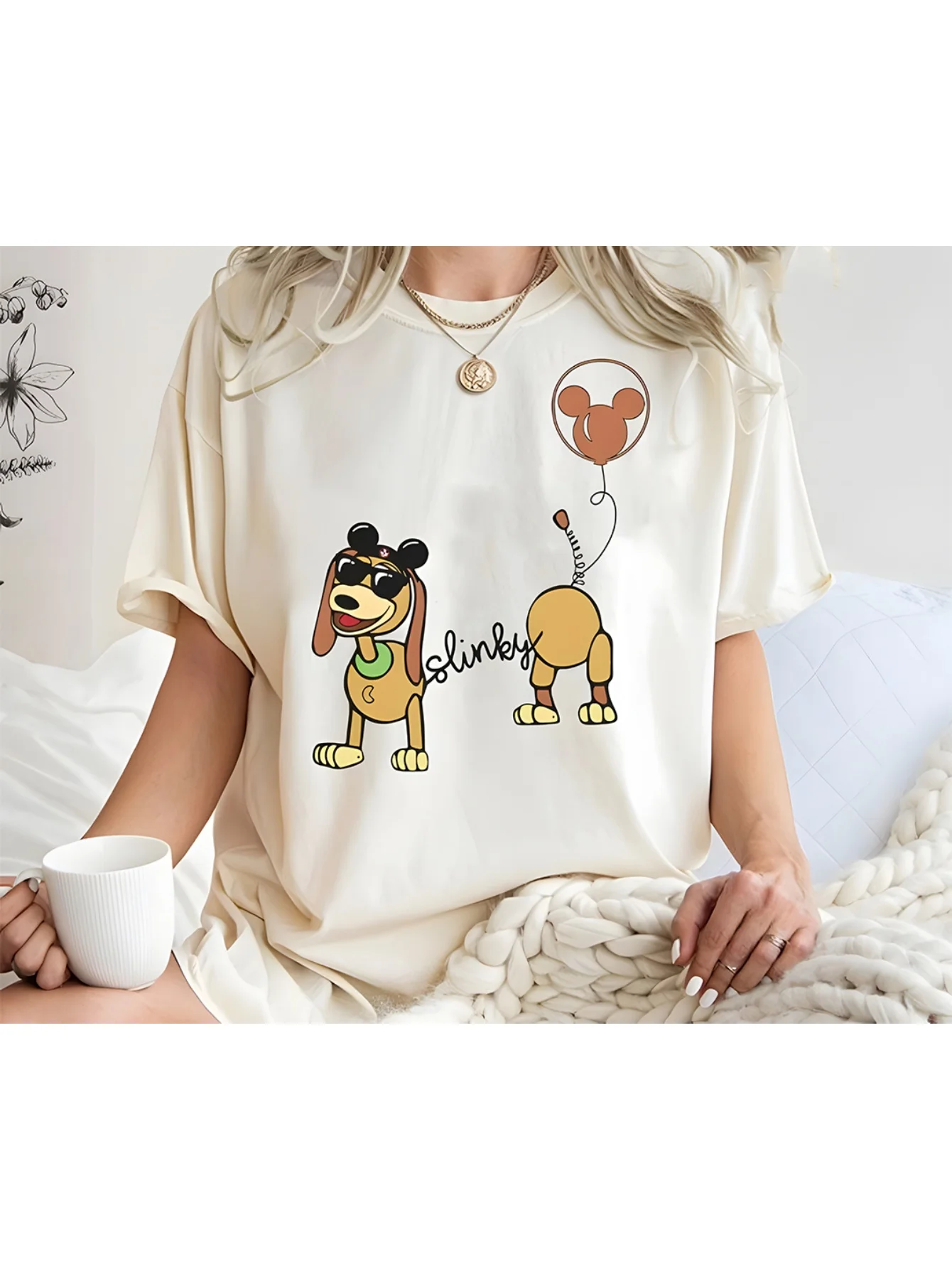 تي شيرت ديزني سلينكي دوج للرجال والنساء - قطن كاجوال فضفاض مع نظارات عصرية وطباعة بالون