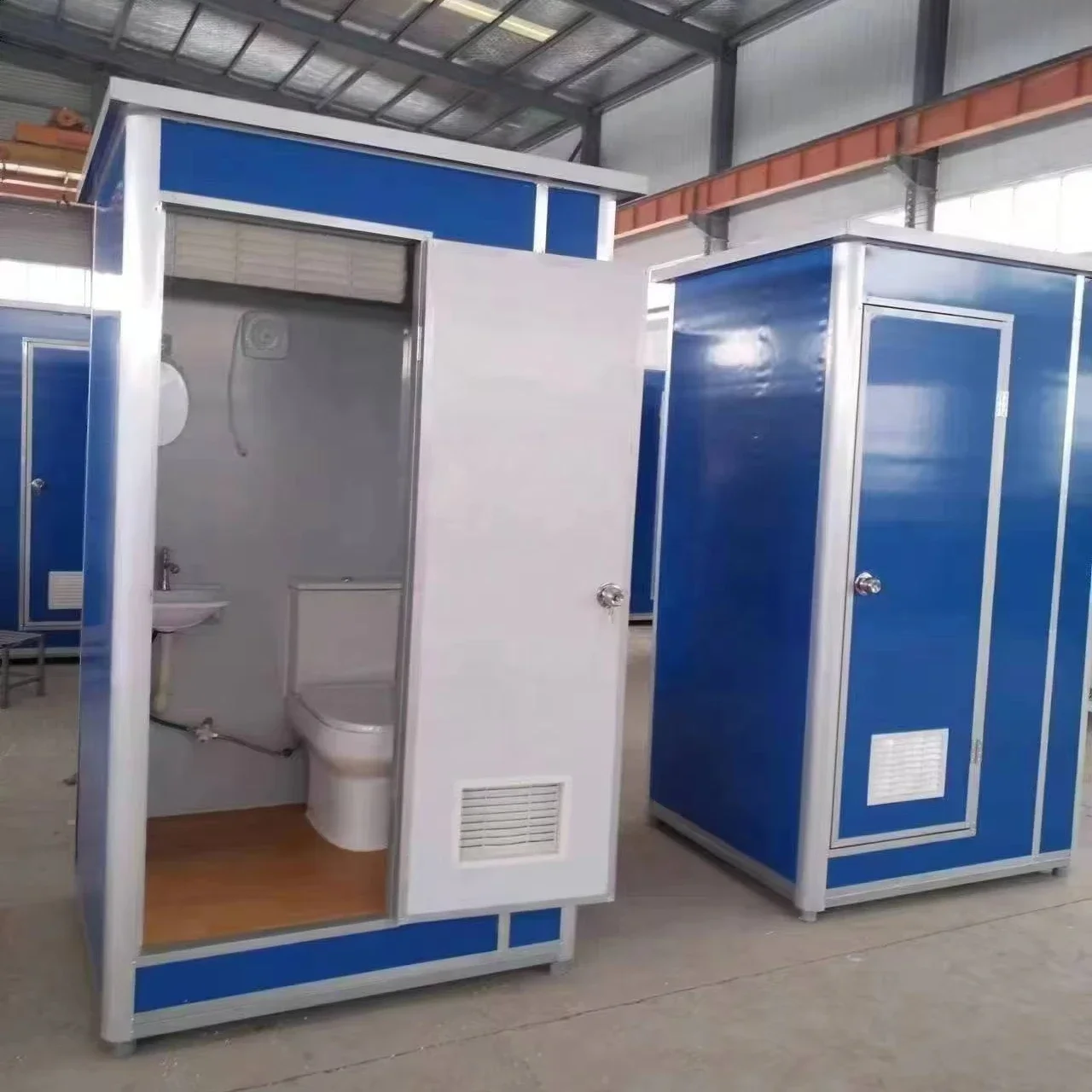 2026 Modern Prefabricated Portable Steel Mobile Toilet Outdoor Public Mobile Shower Room for Schools Parks Bathrooms Sandwich Pa