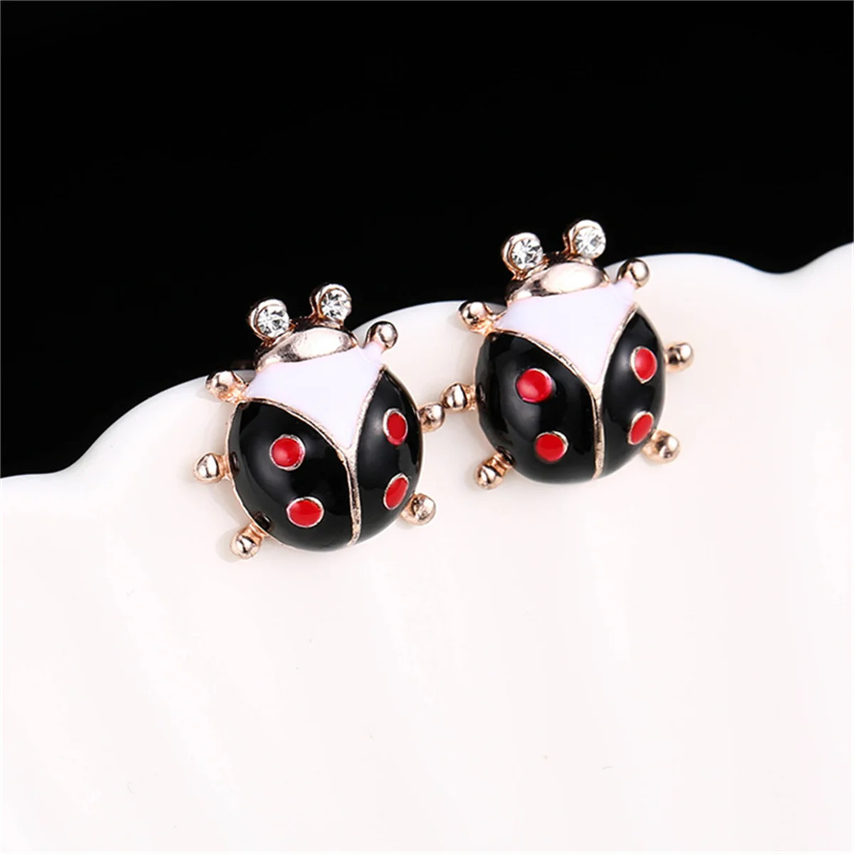 Fashion Cute Red Enamel Ladybug Stud Earrings For Women Vintage Exquisite Lovely Small Insect Animal Earrings Party Jewelry Gift