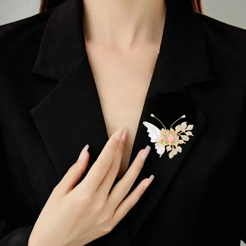 Высококачественная брошь-бабочка из натуральной ракушки с универсальным дизайном, нишей и легким роскошным аксессуаром-брошкой для пальто.