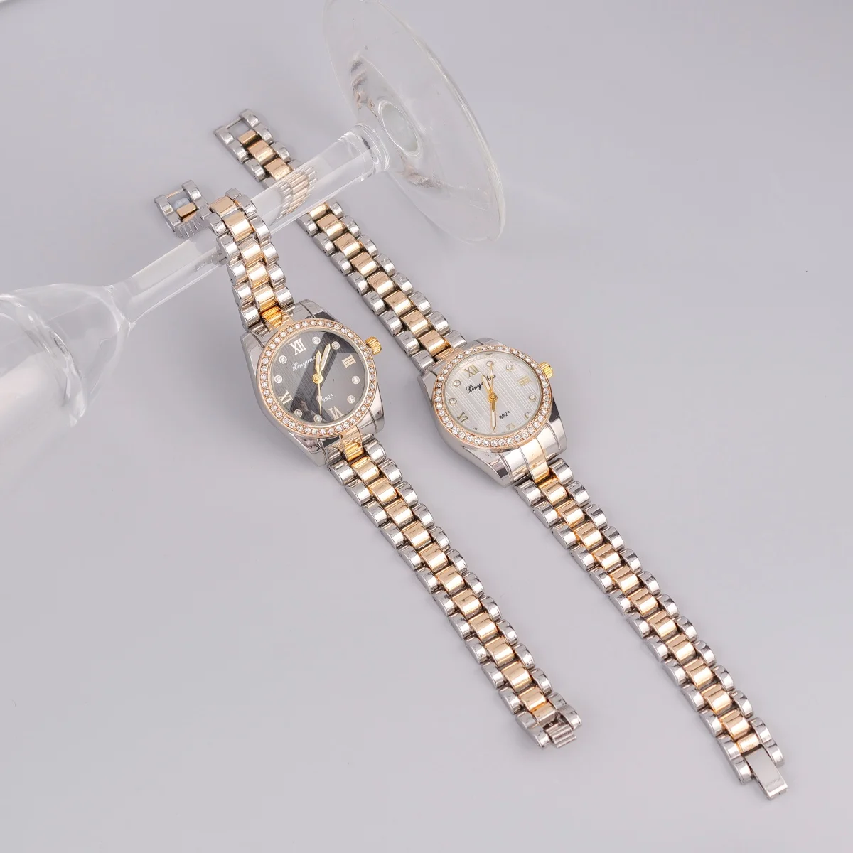 ساعة نسائية أنيقة وبسيطة وبسيطة ومينا دائرية مرصعة بحجر الراين وسوار ذهبي وفضي أفضل هدايا العيد وإكسسوارات المجوهرات