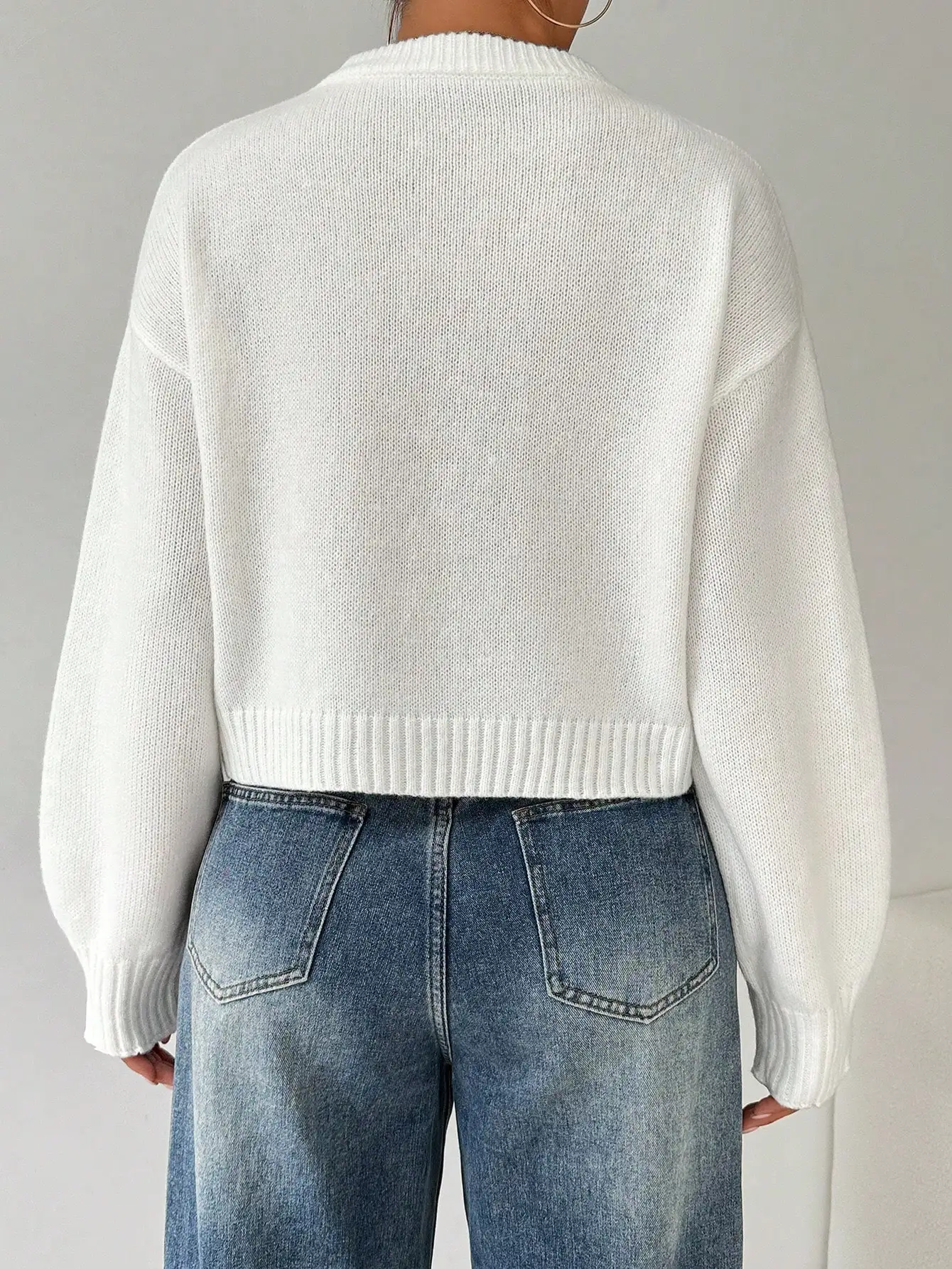 Oliwkowozielony sweter damski z długim rękawem, okrągłym dekoltem, luźny krój, krótka długość.